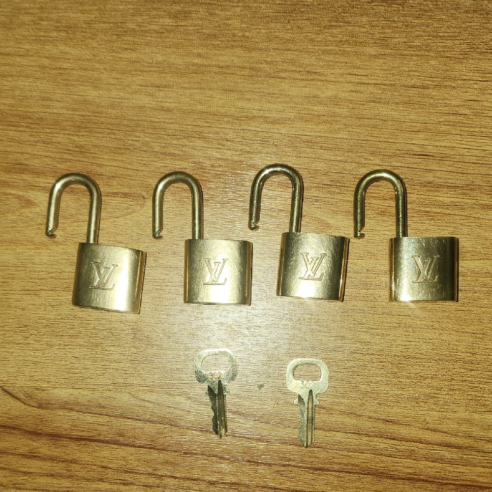 4 Authentic Louis Vuitton Lock with 2  Matching Keys #302